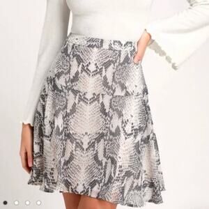 Lulu's Gray/White Snakeskin Print Flounce Skirt Size Medium NWT